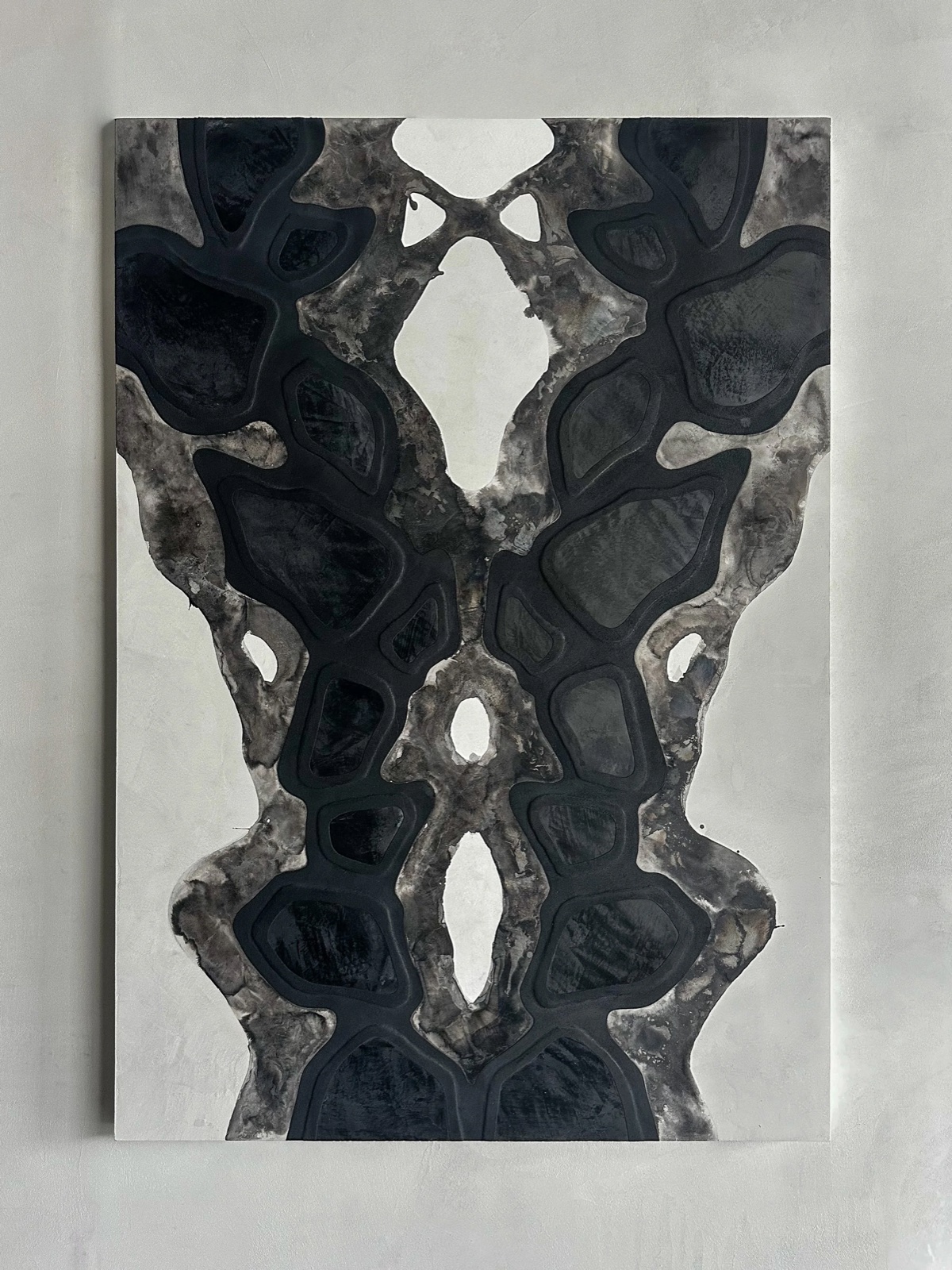 Tall relief panel with a symmetric organic vein pattern, black channels enclosing mirror gray cells.